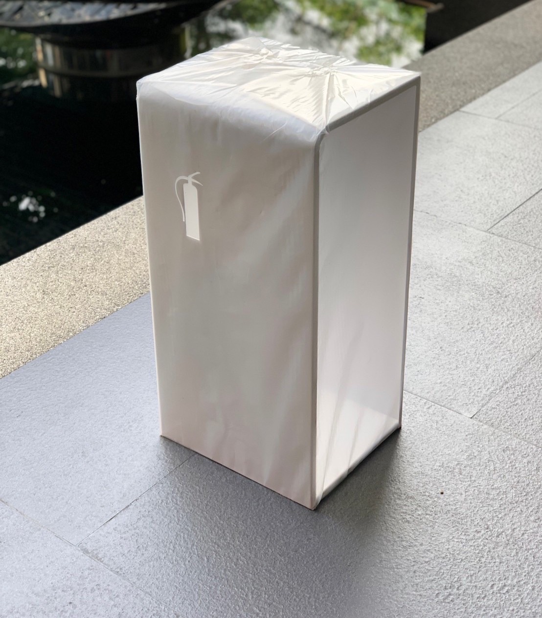 แท่นวางถังดับเพลิงชนิดสีขาว