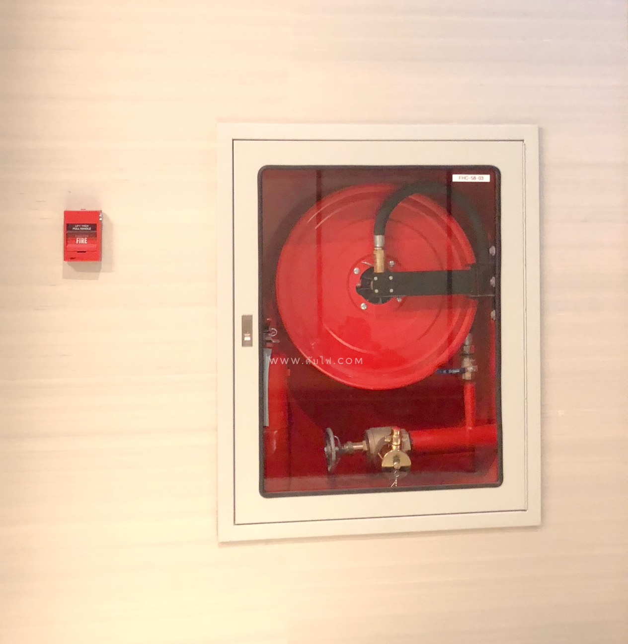 ตู้ดับไฟ ขนาด 80x110x35 กระจกนิรภัย 4 ม.ม. เหล็ก 16 สีครีม